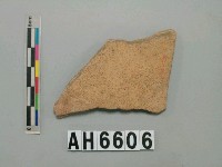 藏品(淺褐色夾砂陶片)的圖片